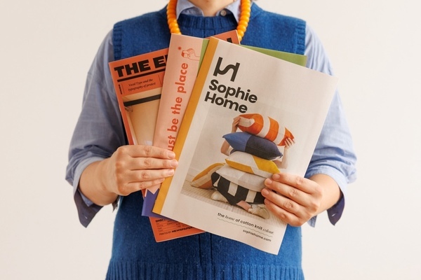 Person holding three copies of a midi newspaper