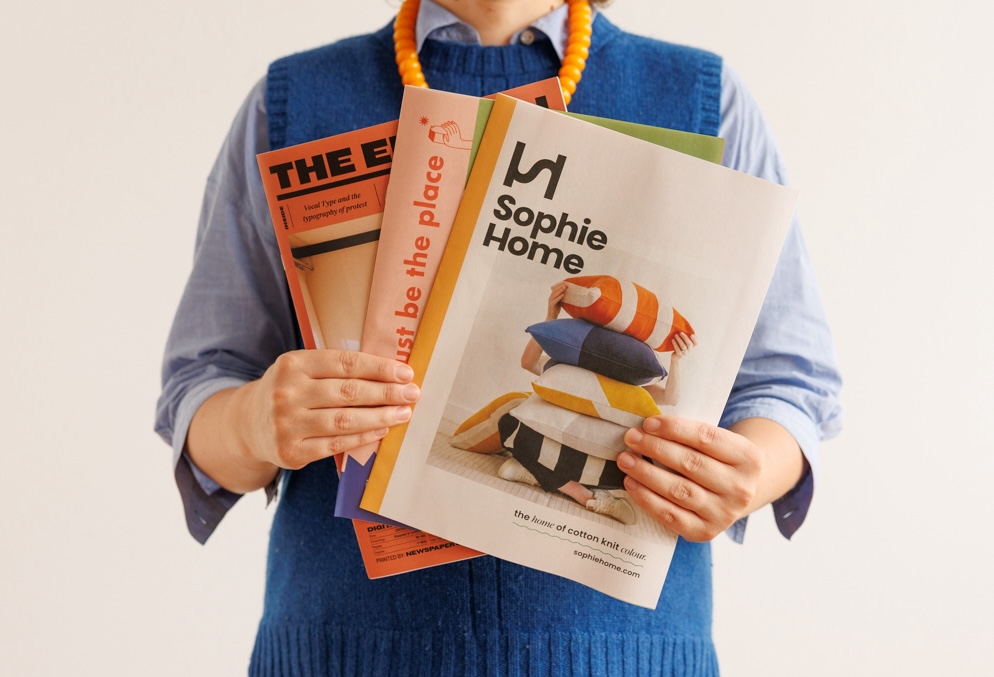 Person holding three copies of a midi newspaper